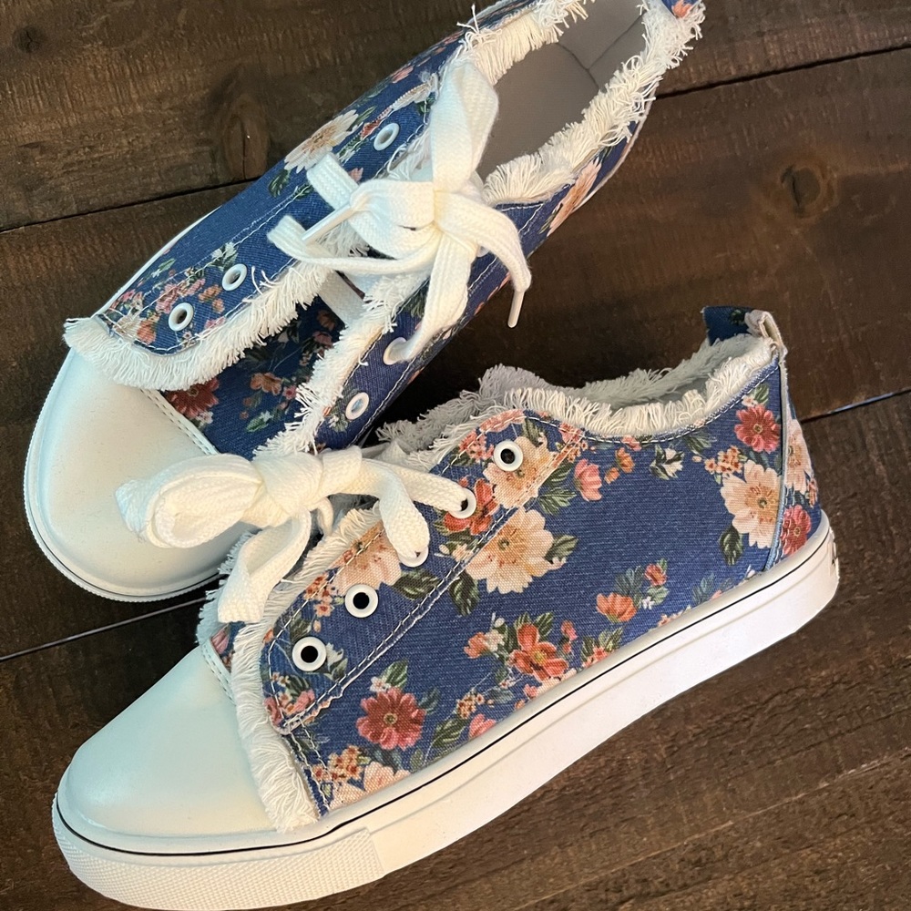 New W/O tags cute shoes tennis flats size 7.5